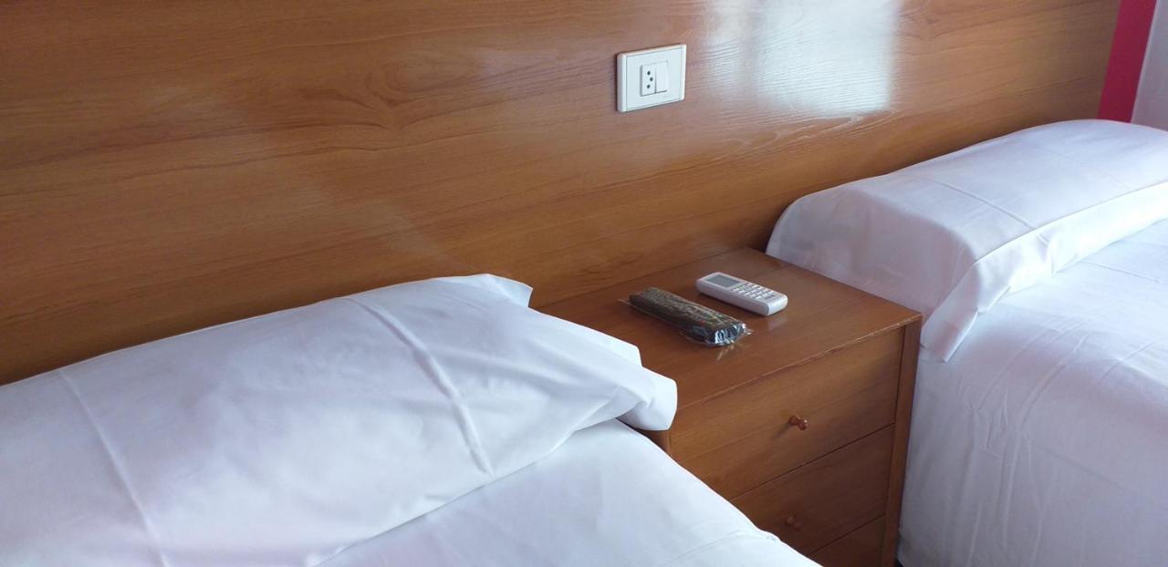 Hostal Meson De Paco Кариньена Экстерьер фото